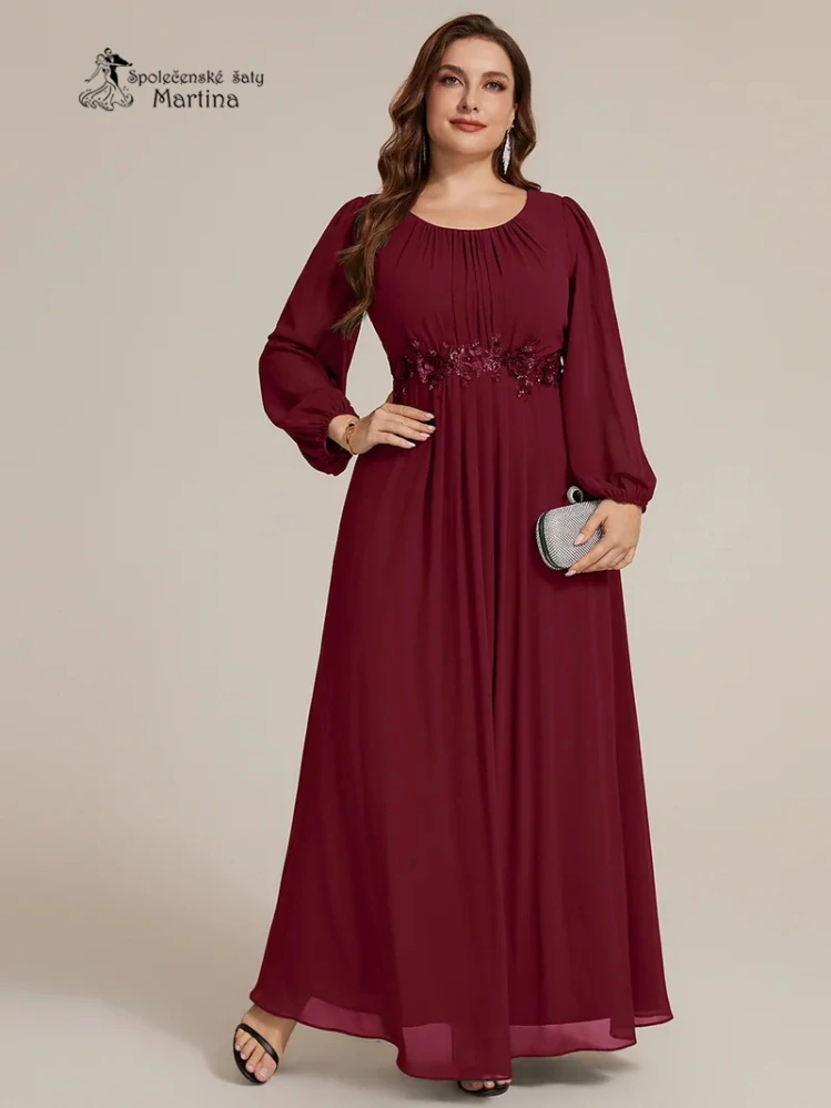 Vínové plus size společenské šaty "Tina" s květinovým zdobením a dlouhými rukávy