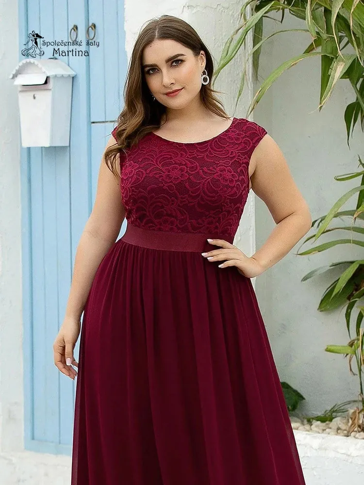 Vínové společenské šaty "Siera XXL" s krajkovým živůtkem