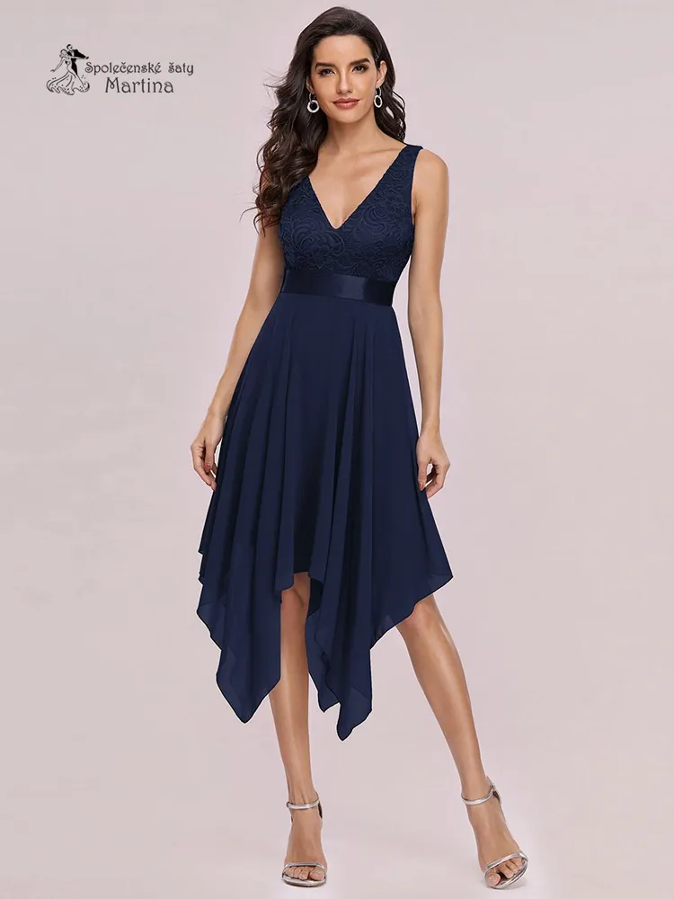 Tmavě modré šaty "Annice" s cípy na sukni a krajkovým živůtkem