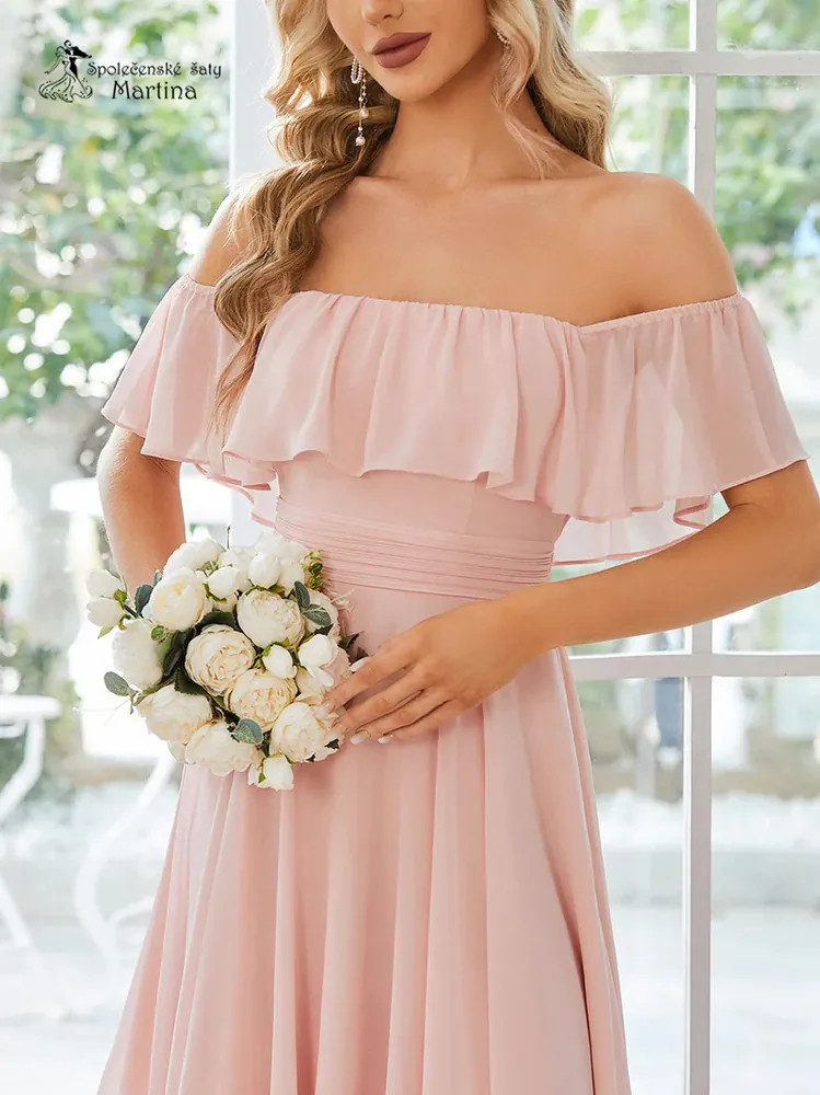 Midi světle růžové šifonové šaty pro družičky "Hadassa" se spadenými volánkovými ramínky a s cípy v sukni