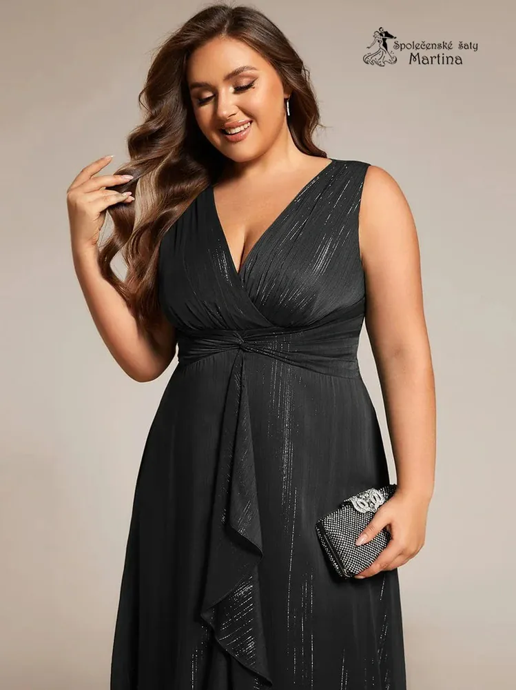 Elegantní černé plus size šaty s lesklými detaily a jemným volánem "Nelly"