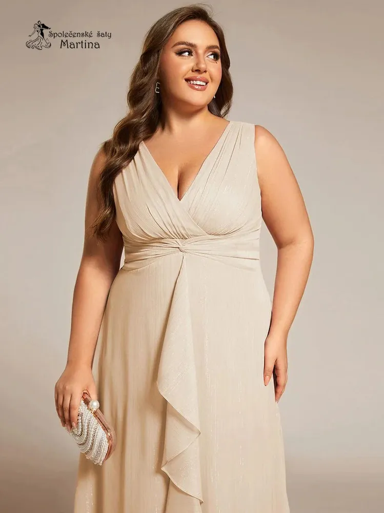 Elegantní champagne plus size šaty s lesklými detaily a jemným volánem "Nelly"