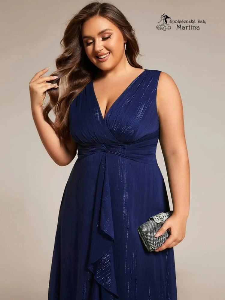 Elegantní tmavě modré plus size šaty s lesklými detaily a jemným volánem "Nelly"