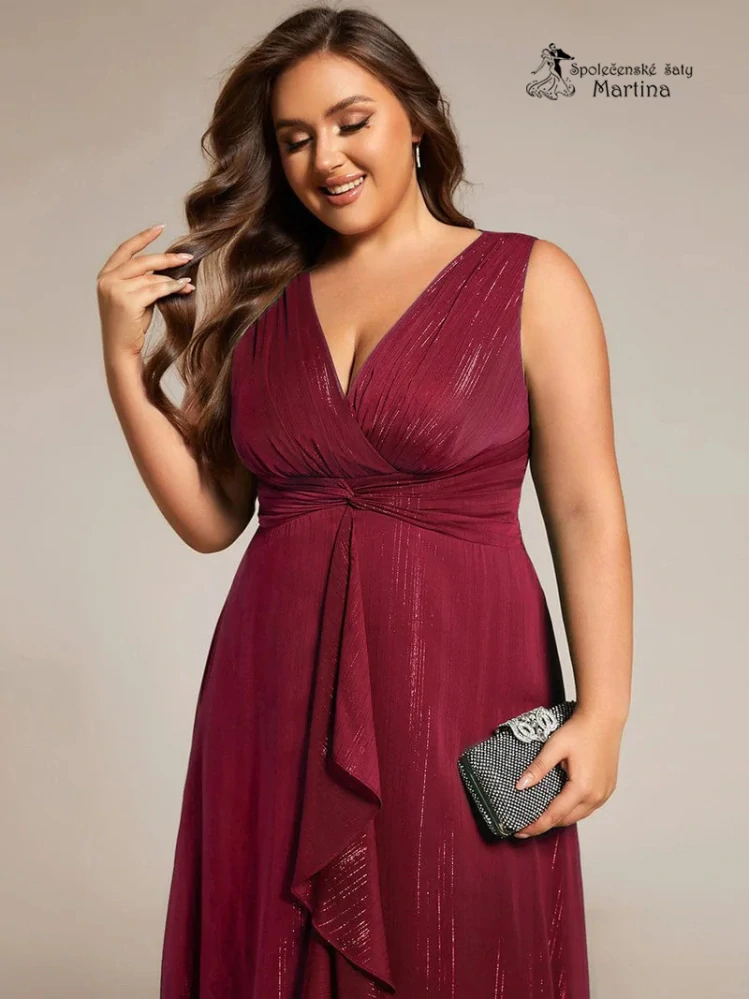 Elegantní vínové plus size šaty s lesklými detaily a jemným volánem "Nelly"