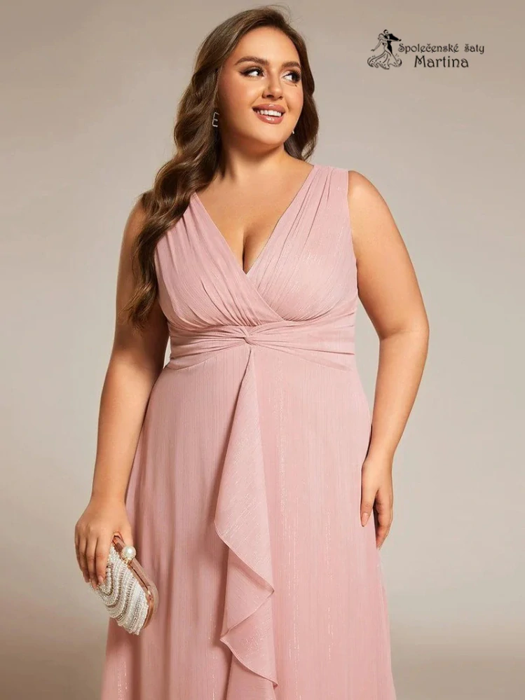 Elegantní růžové plus size šaty s lesklými detaily a jemným volánem "Nelly"