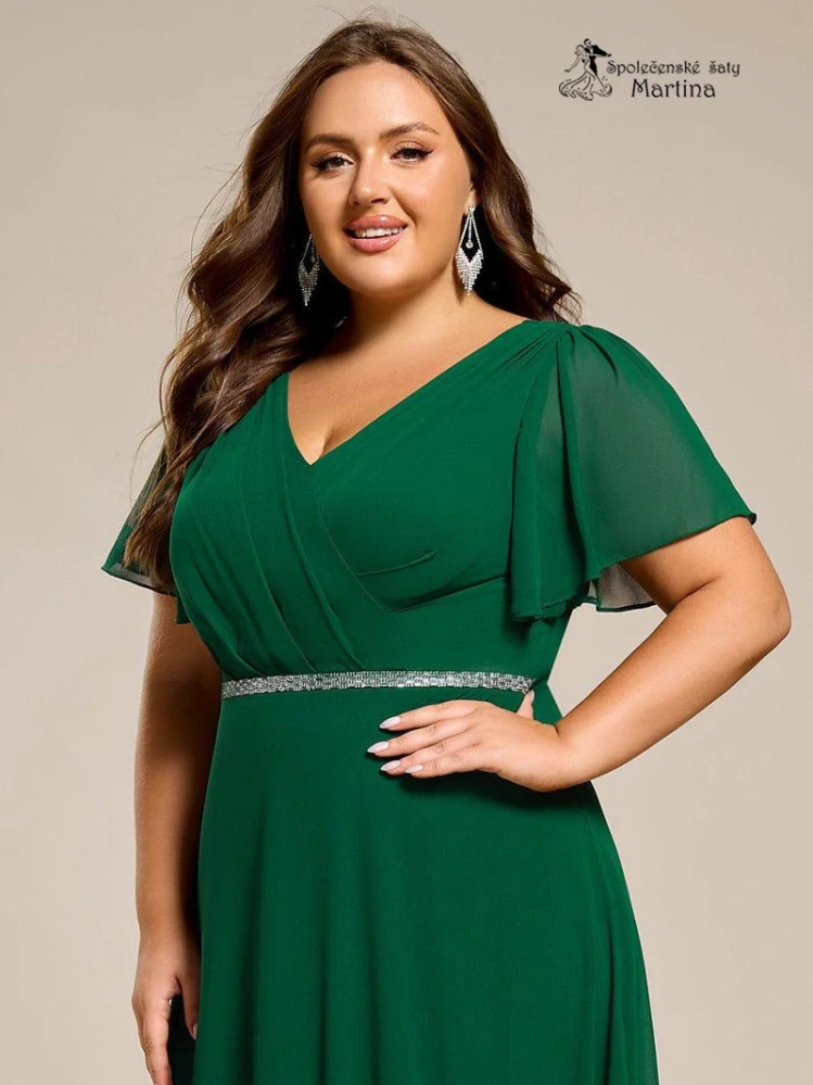 Jednoduše elegantní plus size lahvově zelené šaty s motýlími rukávy a třpytivým páskem "Claudine"