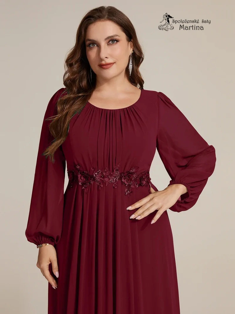 Vínové plus size společenské šaty "Tina" s květinovým zdobením a dlouhými rukávy
