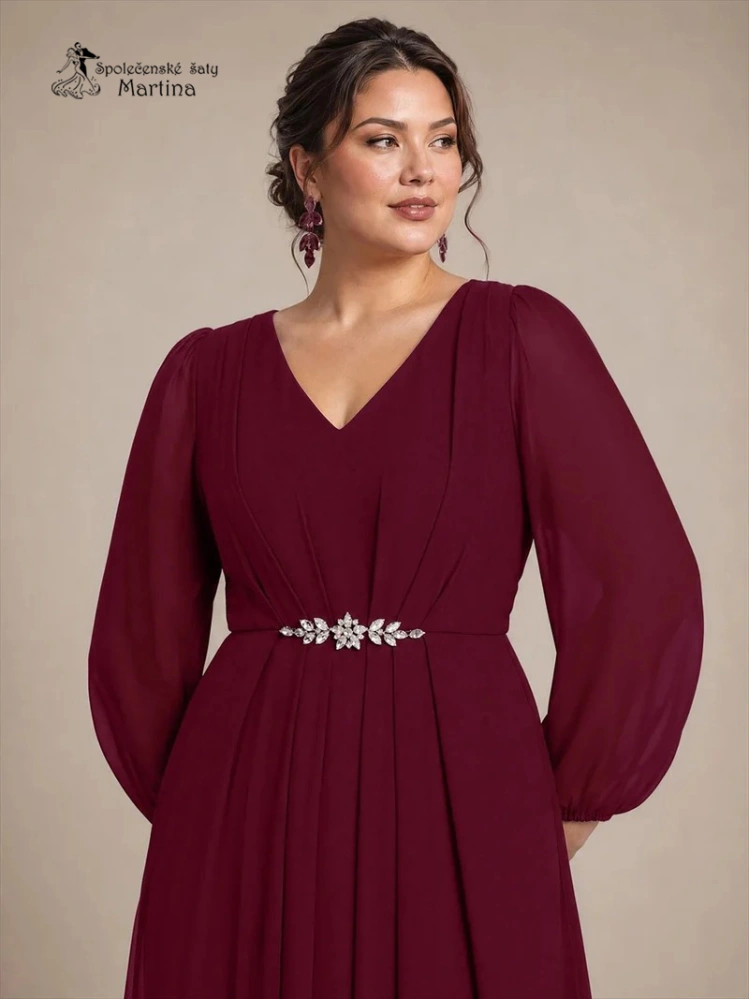 Vínové plus size šifonové společenské šaty "Ashley“ s dlouhými rukávy a zdobeným pasem