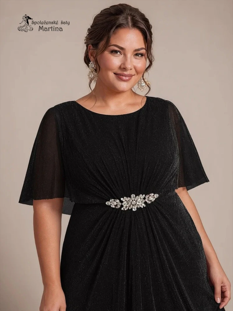 Černé plus size společenské šaty "Darina“ s pelerínovými rukávy a zdobením v pase