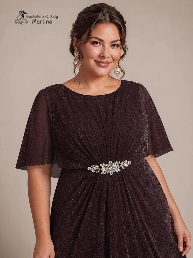 Mahagonově hnědé plus size společenské šaty "Darina“ s pelerínovými rukávy a zdobením v pase