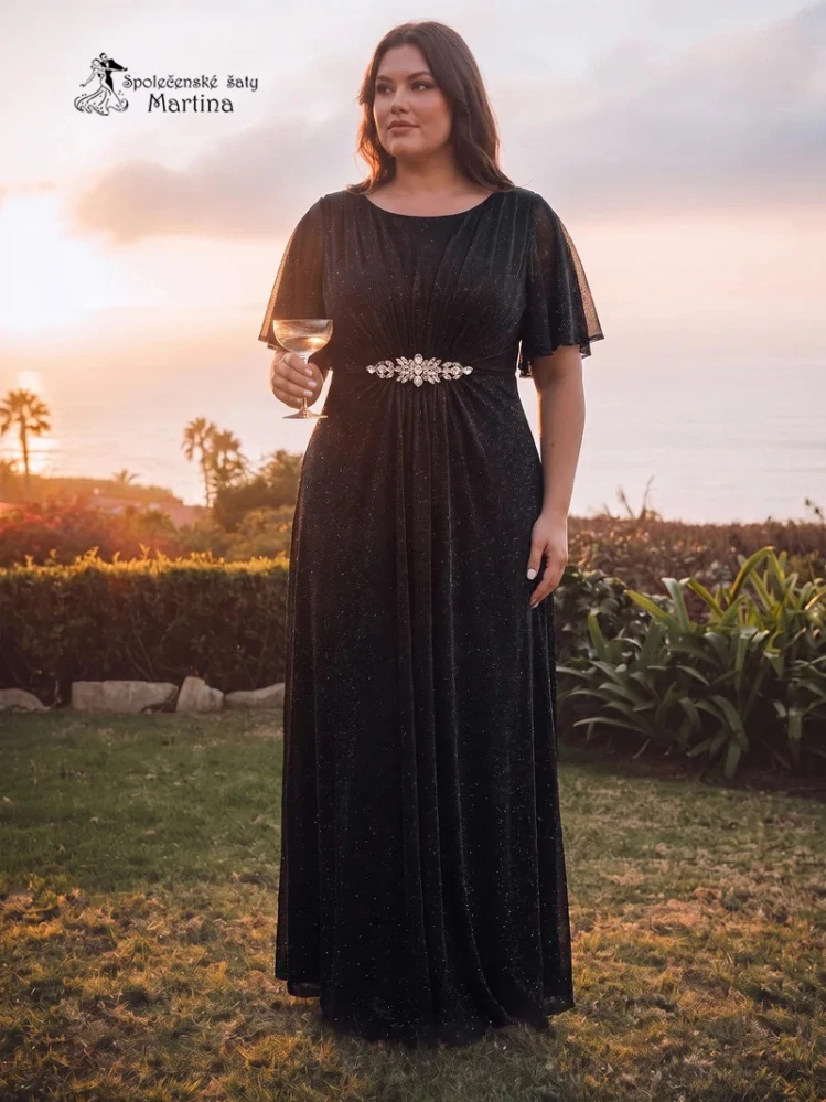 Černé plus size společenské šaty "Darina“ s pelerínovými rukávy a zdobením v pase