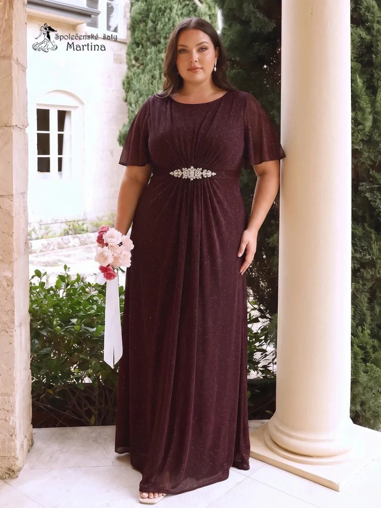 Mahagonově hnědé plus size společenské šaty "Darina“ s pelerínovými rukávy a zdobením v pase