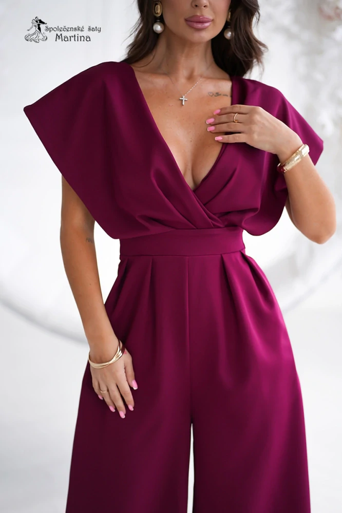 Vínový společenský overal "Gota" s překříženým výstřihem a širokými nohavicemi