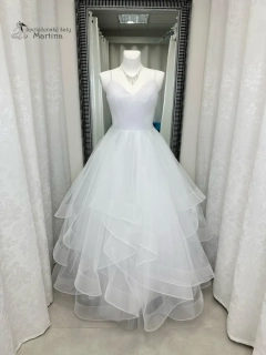 Bílé svatební šaty "Brooklyn" s volány v sukni