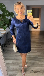 Tmavě modré společenské šaty "Kiera" s plisovanou strukturou a ozdobným výstřihem