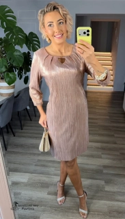 Pudrově růžové společenské šaty "Kiera" s plisovanou strukturou a ozdobným výstřihem