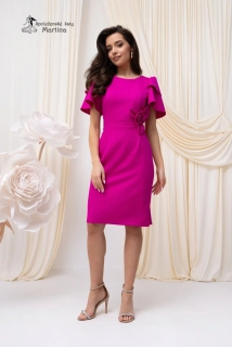 Fuchsiové pouzdrové šaty "Marietta" s ozdobnou květinou v pase