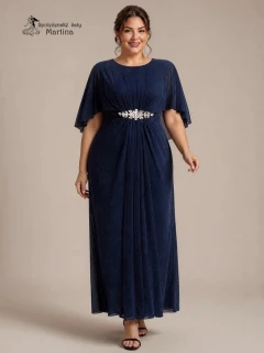 Tmavě modré plus size společenské šaty "Darina“ s pelerínovými rukávy a zdobením v pase